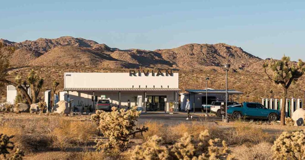 Rivian intègre des prises Tesla/NACS dans son réseau de chargeurs Adventure Network