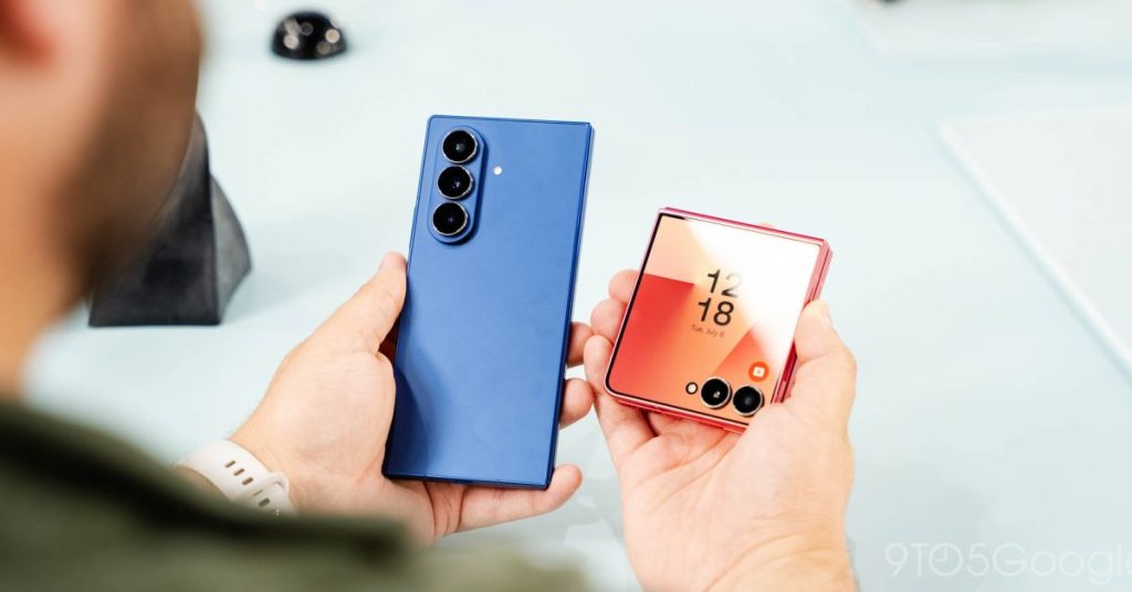 Samsung dévoile le Galaxy Z Fold 7 et le Galaxy Z Flip 7, illustrant son expertise en smartphones pliants haut de gamme. Le Galaxy Z Fold 7, avec son design raffiné et son processeur Snapdragon 8 Elite, est proposé à partir de 2 099 € pour la version 256 Go. Le Galaxy Z Flip 7, plus abordable, commence à 1 199 € pour la version 256 Go. (presse-citron.net)