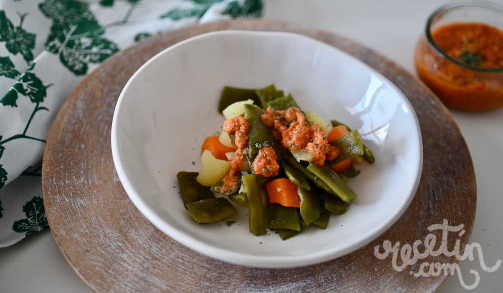 Savourez des judías verdes au délicieux aliño de tomate pour un repas sain et coloré