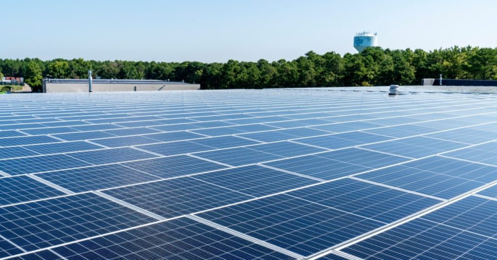 Des milliers de toits de grandes surfaces vont être couverts de solaire fabriqué aux États-Unis