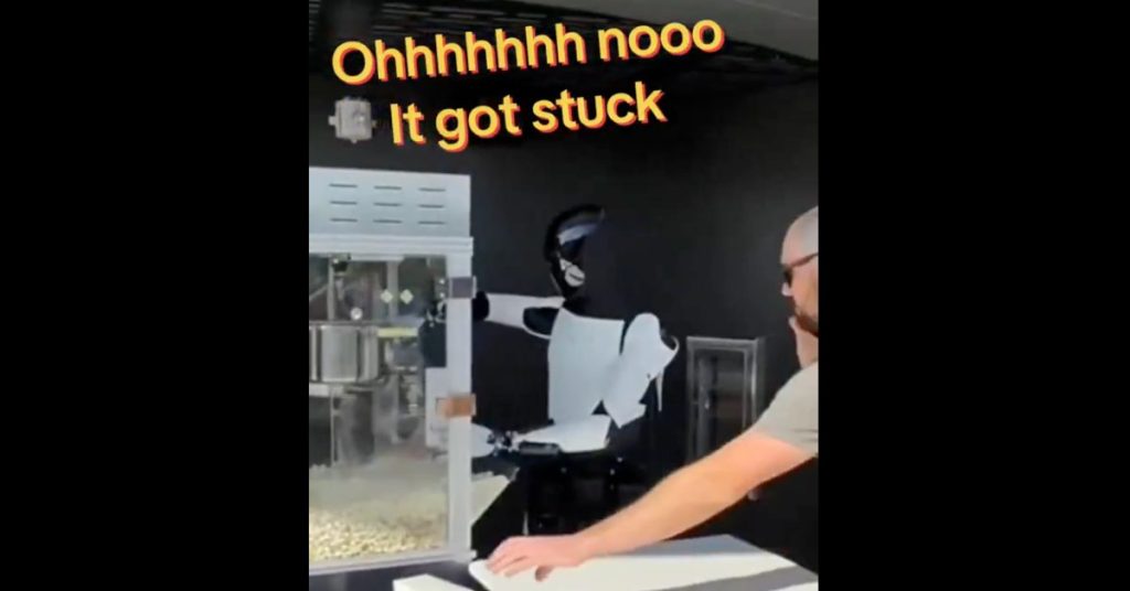 Tesla : le robot téléopéré qui a échoué à servir des popcorn au nouveau diner, un petit flop technologique ?