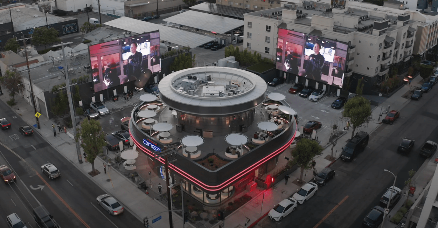 Tesla dévoile son diner rétro-futuriste et station Supercharger : une expérience unique pour les fans d’innovation.