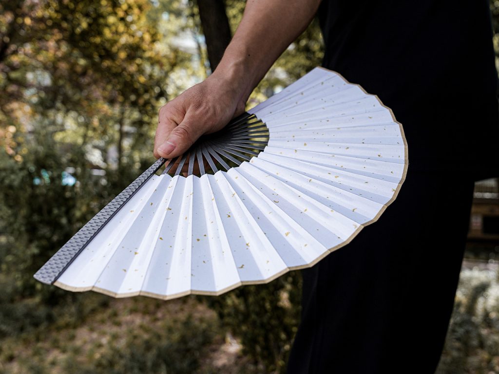Découvrez le Vent du Futur : Ce Ventilateur Pliant en Titane Allie Élégance et EDC Incontournable !