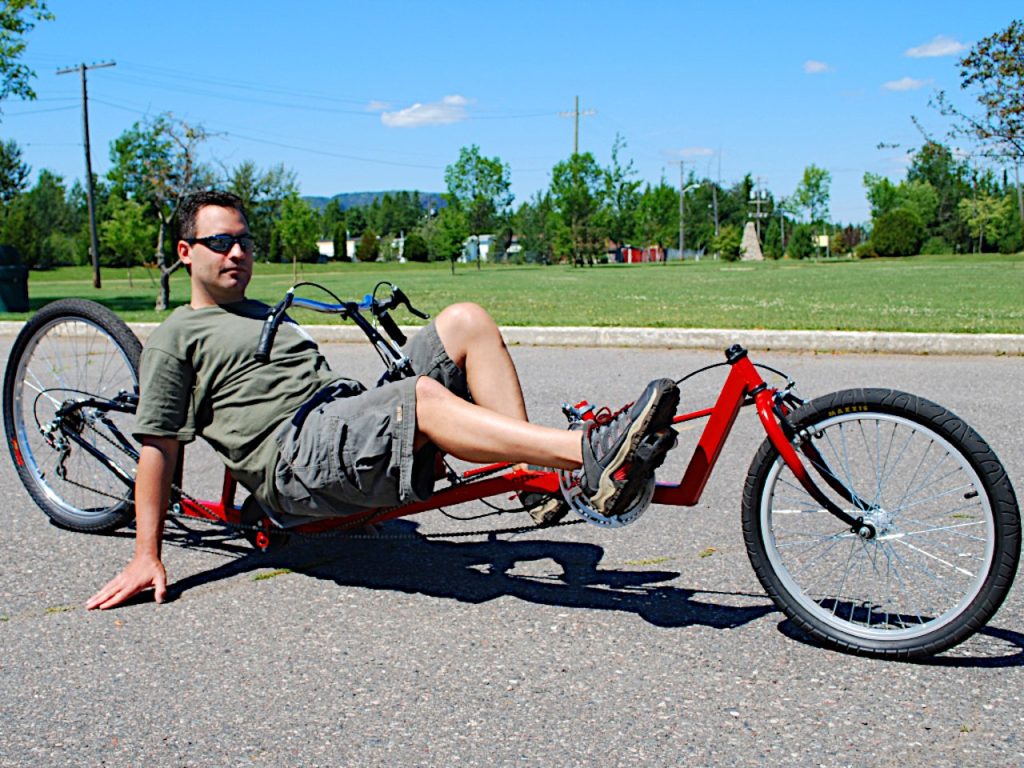 « Transformez des Matériaux Recyclés en Œuvres d’Art Roulantes : Découvrez le DIY des Lowracers de Rue ! »