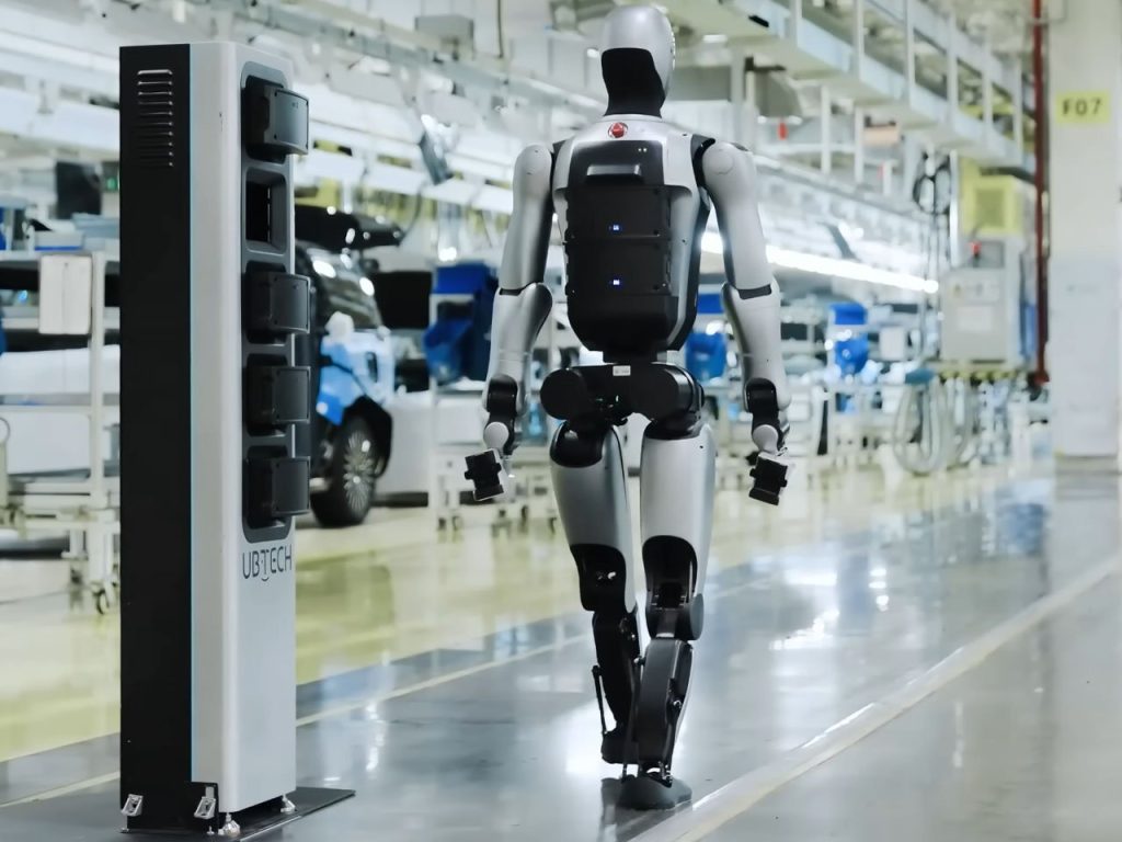 Découvrez comment le robot humanoïde Walker S2 révolutionne l’autonomie avec un changement de batterie autonome !