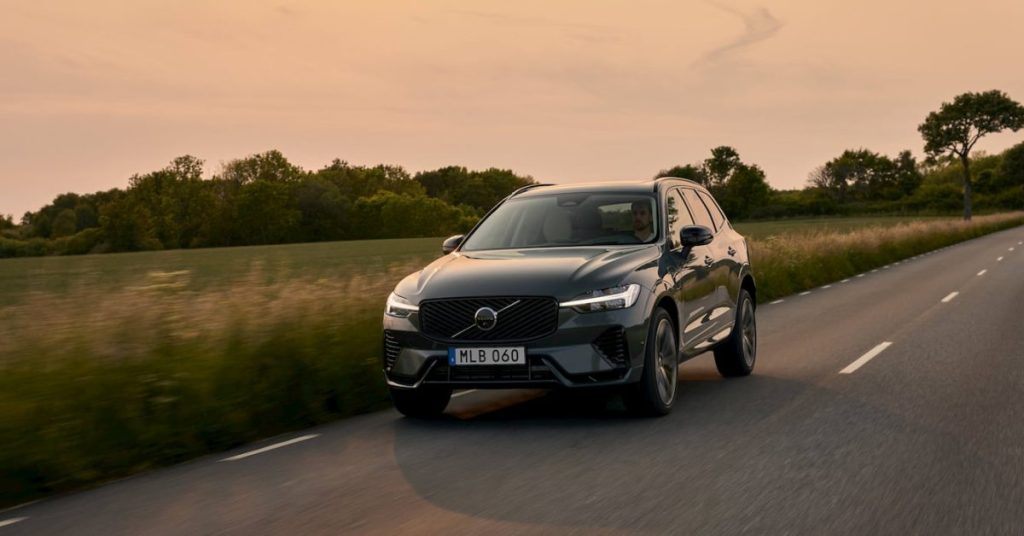 Volvo’s best-selling vehicle, the EX30 electric car, is set to launch in the US market. Initially priced at $35,000, the EX30’s starting price has increased to $46,195 due to tariffs imposed on Chinese-made vehicles. (reuters.com) At the current exchange rate of 1 USD = 0.8571 EUR, this equates to approximately €39,600. (exchange-rates.org)
The EX30 is designed to compete with models like the Tesla Model Y, offering similar specifications at a more affordable price point. (reuters.com)
This strategic pricing aims to make electric vehicles more accessible to a broader audience in the United States.