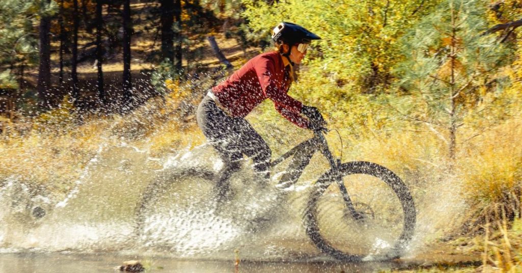 Les vélos de montagne électriques sont désormais plus abordables, rendant l’aventure accessible à tous.