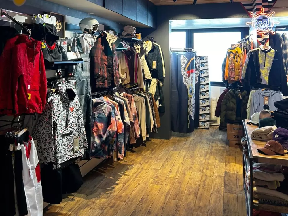 Les 10 boutiques en ligne incontournables pour les passionnés de ski et snowboard - plare. découvrez les meilleures boutiques de ski et snowboard pour trouver tout l'équipement nécessaire à vos aventures hivernales. que vous soyez débutant ou expert, profitez des conseils de professionnels pour choisir skis, planches, et accessoires.