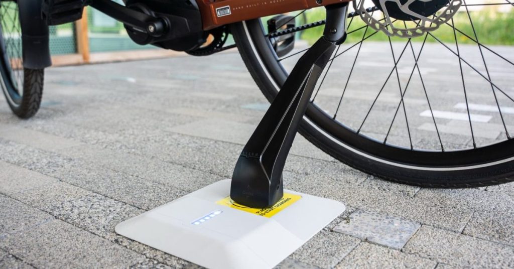 Chargez votre e-bike efficacement avec ce nouveau chargeur sans fil pendant le stationnement