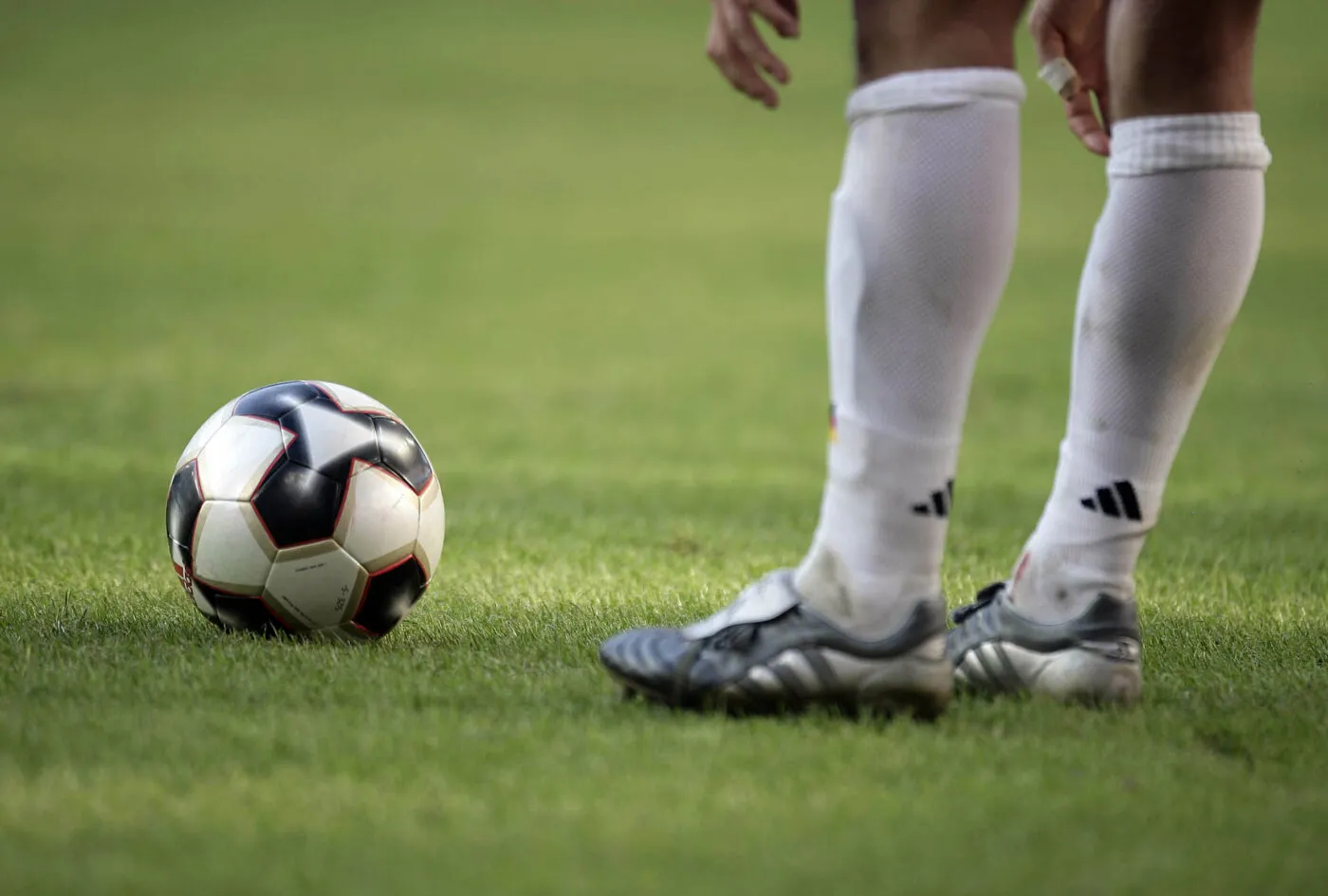 découvrez l'histoire fascinante des clubs de football légendaires qui ont marqué le sport de leurs empreintes. plongez dans l'univers des équipes iconiques, leurs joueurs emblématiques et leurs moments inoubliables qui ont fait vibrer des millions de fans à travers le monde.