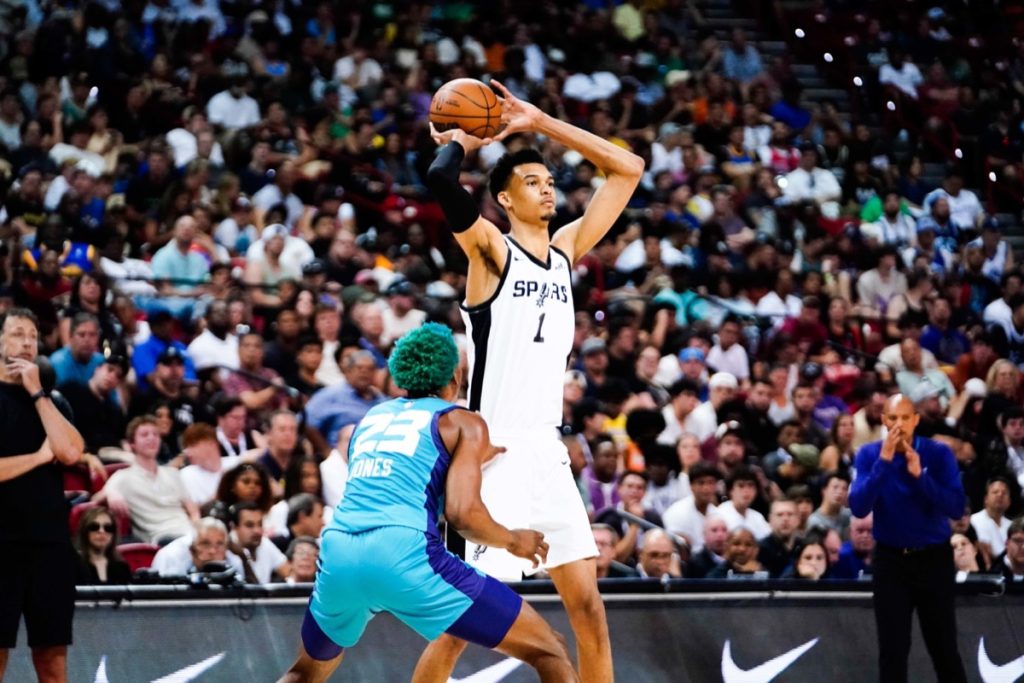 découvrez les joueurs nba historiques qui ont marqué le basketball de leur empreinte. plongez dans l'univers des légendes du sport, leurs performances mémorables et leur impact sur l'histoire de la nba.
