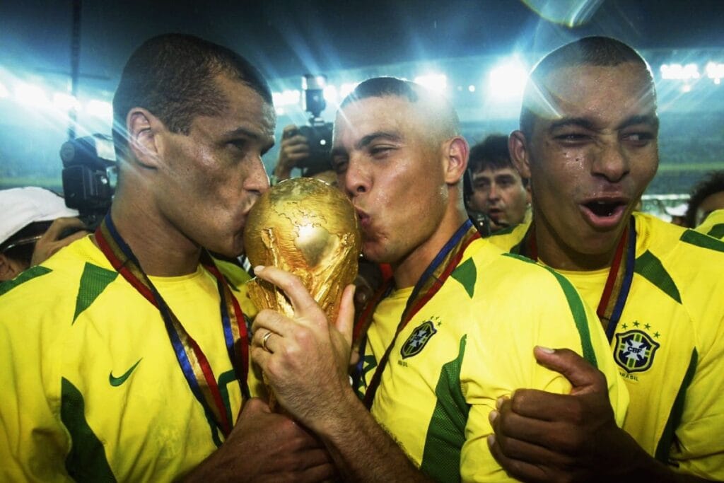 Les 10 légendes du football brésilien qui ont marqué l'histoire - plare. découvrez les légendes du football brésilien, ces icônes qui ont marqué l'histoire du sport avec leur talent exceptionnel, leurs exploits mémorables et leur passion indéfectible pour le jeu. plongez dans l'univers du football brésilien et explorez les carrières de joueurs célèbres comme pelé, zico, et ronaldo.