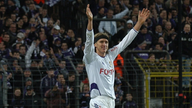 découvrez les légendes du rsc anderlecht, le club emblématique du football belge. plongez dans l'histoire des joueurs qui ont marqué les esprits et façonné le parcours de cette grande équipe, célébrant ainsi leur héritage sur le terrain et leur passion pour le jeu.