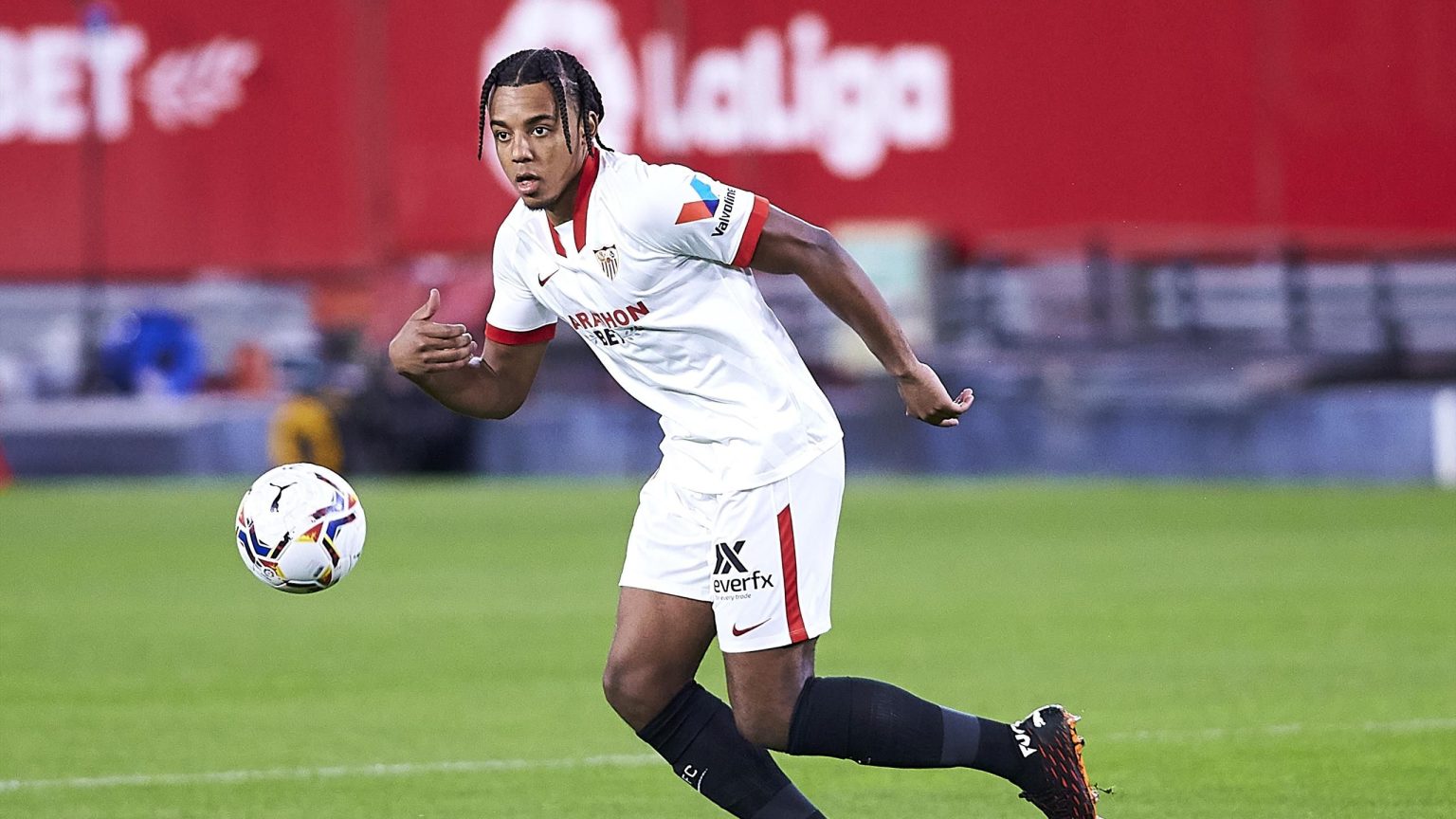 Les 10 légendes qui ont marqué l’histoire du Séville FC découvrez l'histoire fascinante des légendes du séville fc, des joueurs emblématiques qui ont marqué l'histoire du club andalou. plongez dans leurs exploits, leurs titres et leur impact sur le football espagnol.