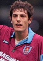 Les 10 légendes emblématiques de l'histoire de West Ham United - plare. découvrez l'univers fascinant des légendes de west ham, où l'histoire du club rencontre des récits de gloire, de passion et de moments inoubliables sur le terrain. revivez les exploits des plus grands joueurs qui ont marqué l'histoire des hammers et leur impact sur le football anglais.