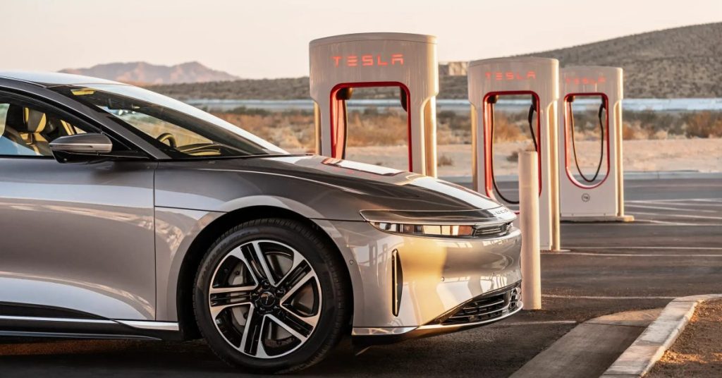 Lucid bénéficie d’un accès complet au réseau de Superchargeurs Tesla, mais attention à cette condition importante