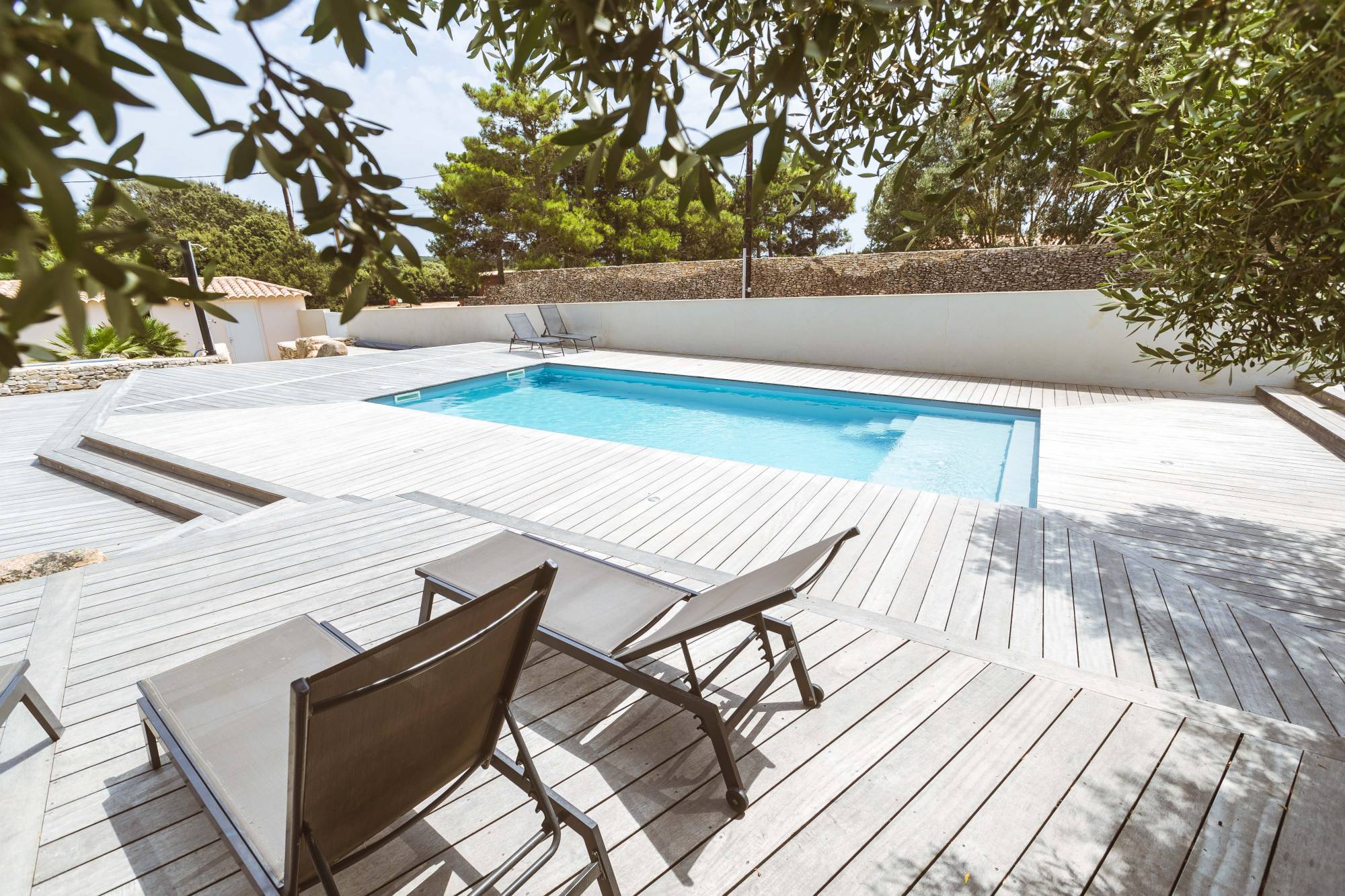 découvrez notre sélection de magasins spécialisés dans l'entretien de piscine. trouvez tous les produits et services nécessaires pour garder votre piscine propre et en parfait état tout au long de l'année.