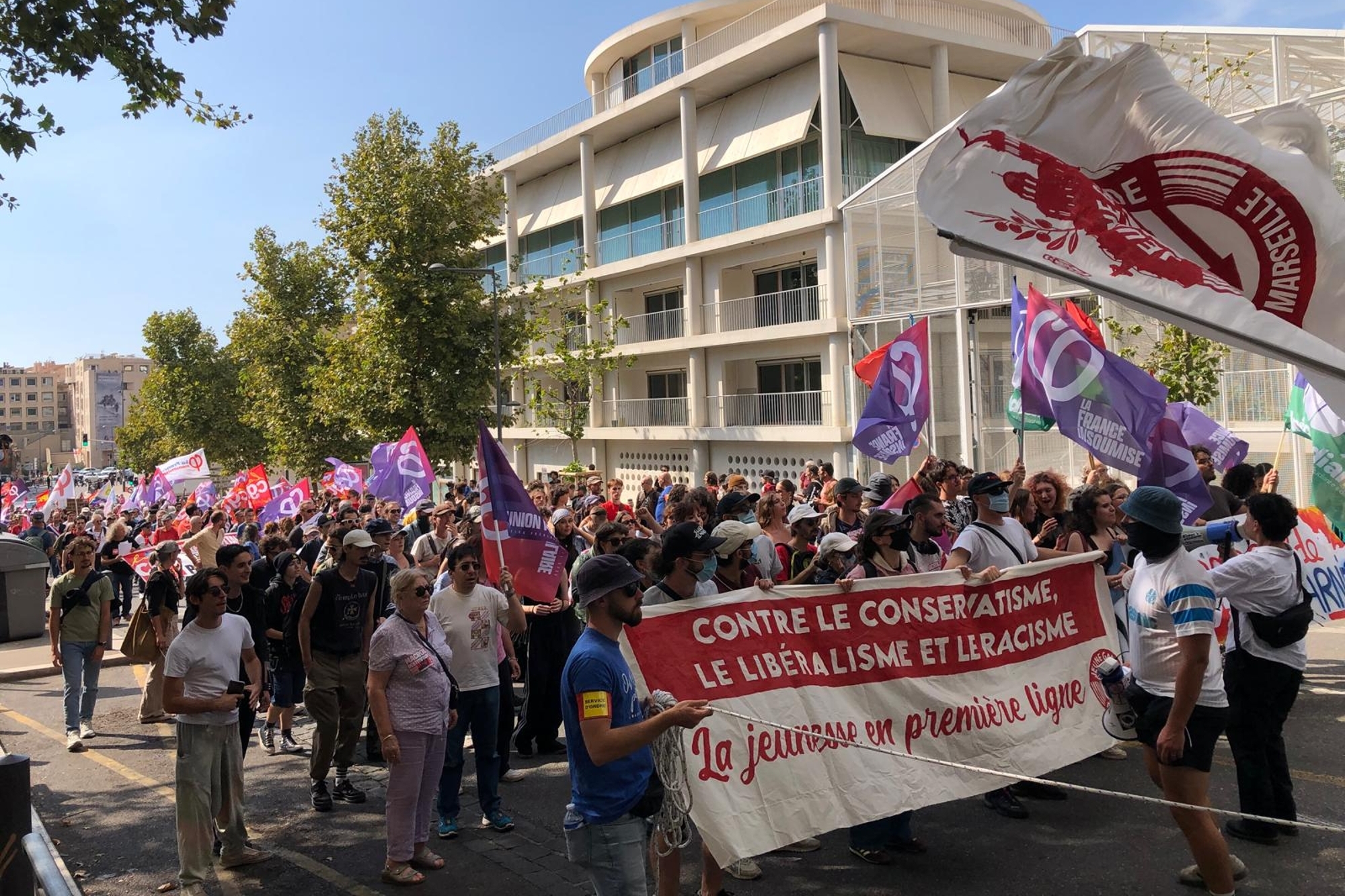 Des manifestants s'adressent à Google : les sociétés d'intelligence artificielle face à un manque de réglementation par rapport aux sandwicheries - plare. découvrez comment les manifestants utilisent l'intelligence artificielle pour organiser des mouvements sociaux, mobiliser des soutiens et influencer l'opinion publique. une exploration des liens entre technologies modernes et luttes pour la justice.