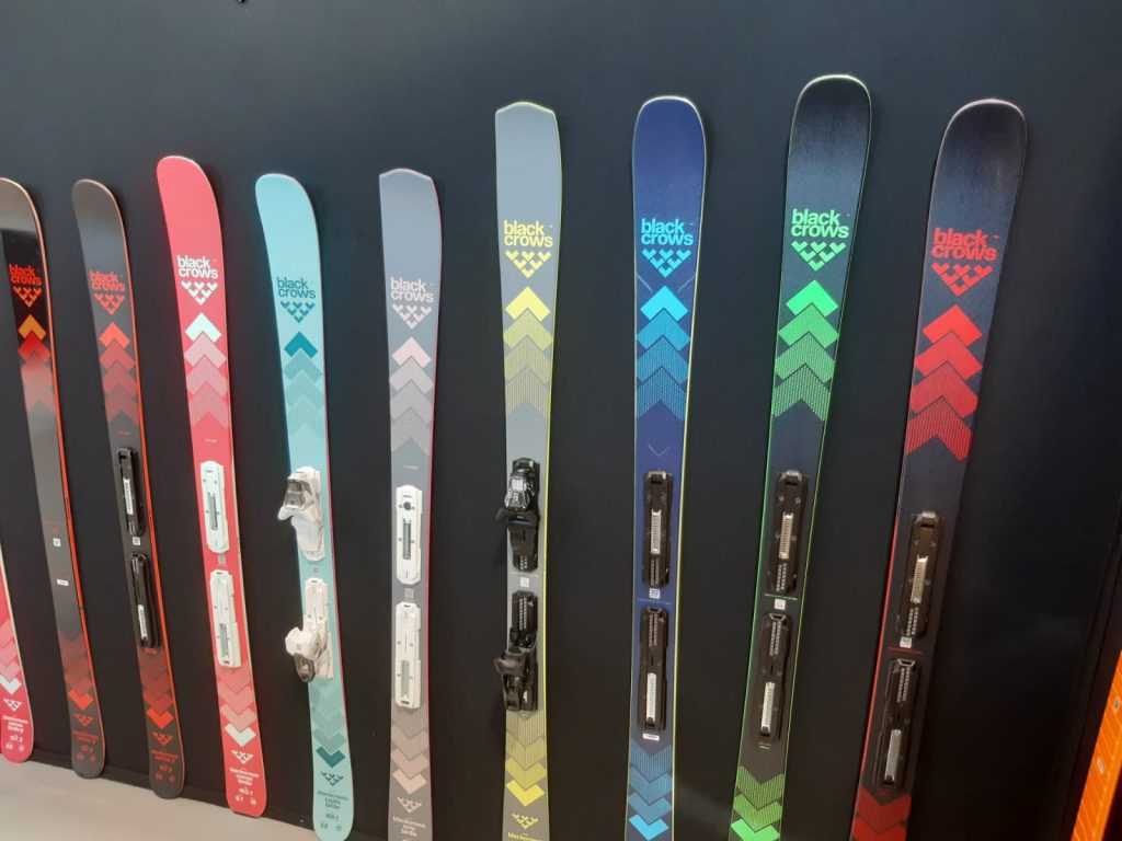 découvrez les marques de ski les plus tendance et innovantes pour l'année 2025. restez à la pointe des dernières technologies et styles avec notre guide complet sur les meilleures marques de ski à adopter pour vos aventures hivernales.