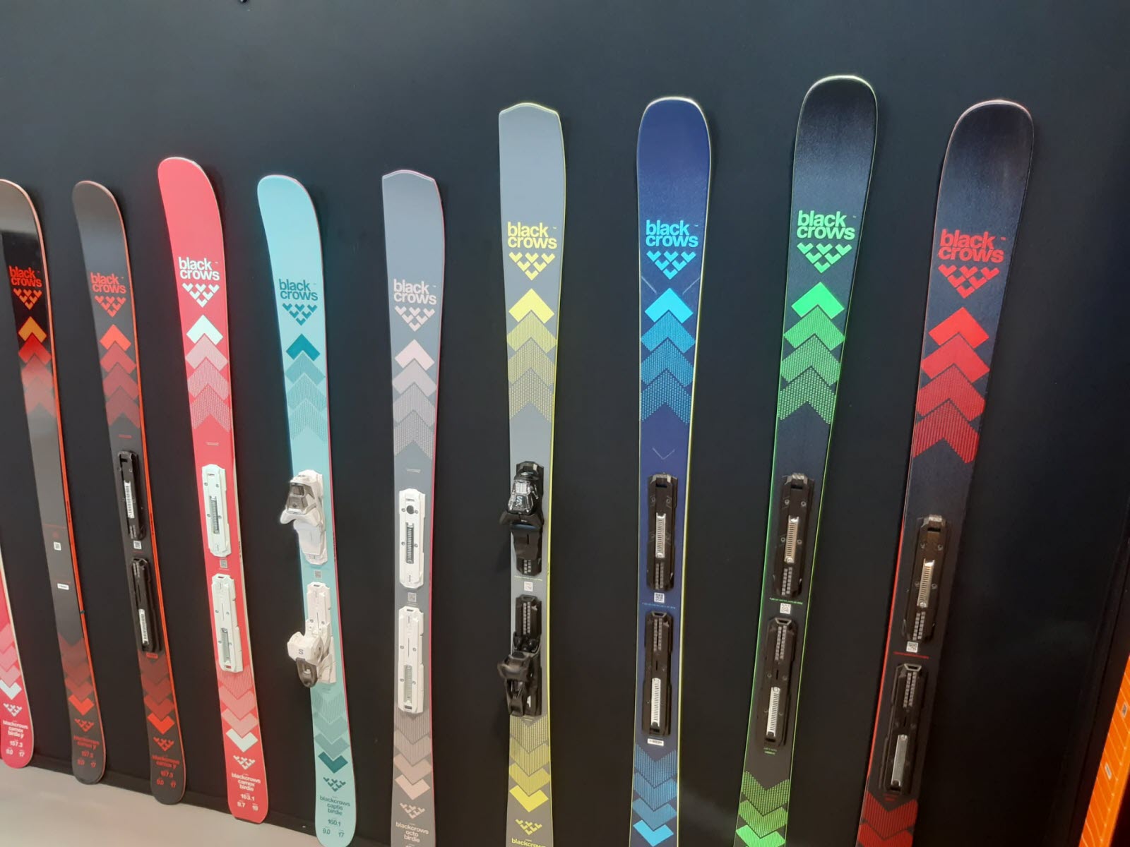 découvrez les marques de ski les plus tendance et innovantes pour l'année 2025. restez à la pointe des dernières technologies et styles avec notre guide complet sur les meilleures marques de ski à adopter pour vos aventures hivernales.