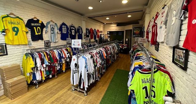 découvrez notre sélection des meilleures boutiques de football pour trouver des équipements, maillots et accessoires incontournables. que vous soyez supporter ou joueur, profitez des meilleures offres et des produits de qualité pour célébrer votre passion pour le football.