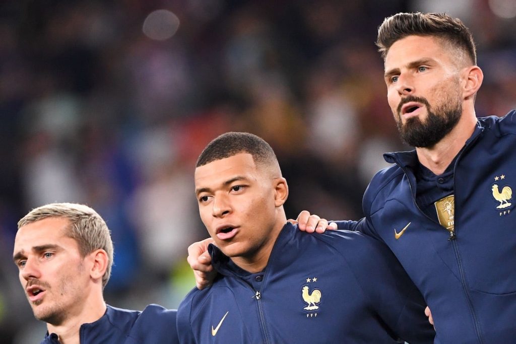 découvrez notre sélection des meilleurs footballeurs français qui ont marqué l'histoire du football. des légendes aux stars actuelles, explorez leurs parcours, titres et contributions à ce sport passionnant.