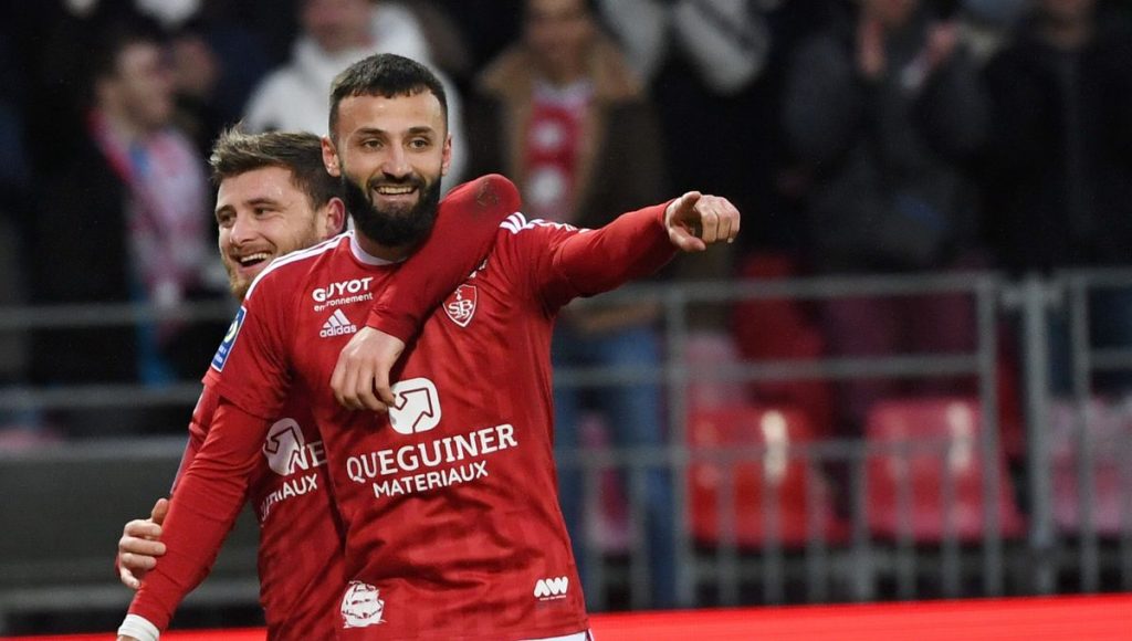 découvrez les meilleurs joueurs du stade brestois, un club emblématique de ligue 1. plongez dans l'histoire de ces athlètes talentueux, leurs performances marquantes et leur impact sur le club. suivez les parcours exceptionnels de ces footballeurs qui font vibrer le cœur des supporters bretons.