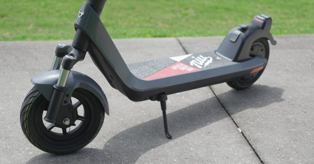 Niu KQi 200F : un scooter électrique pliant abordable avec une fonctionnalité surprenante à prix réduit.