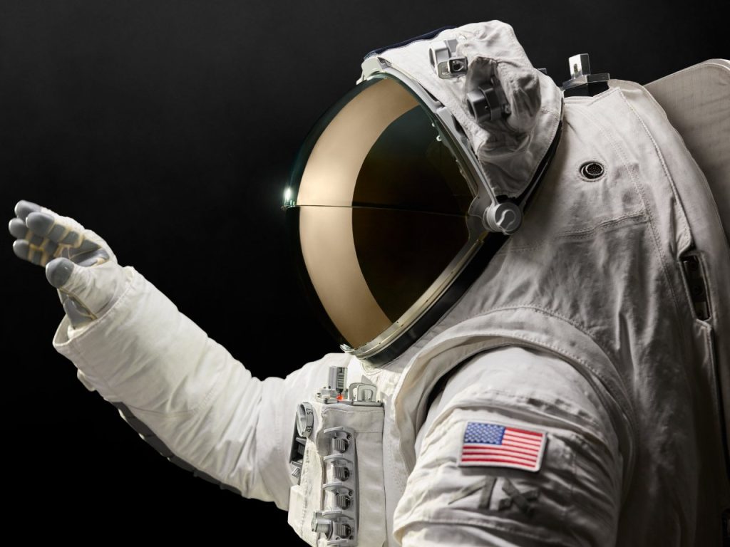 Découvrez Comment Oakley Révolutionne l’Exploration Lunaire avec Axiom Space et Son Système de Visage Innovant !