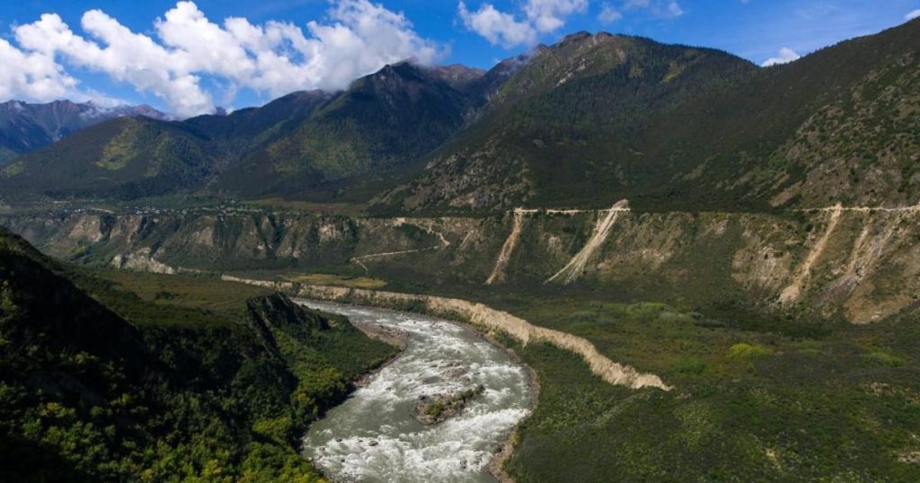 China lance la construction d’une immense centrale hydroélectrique suscitant des inquiétudes internationales