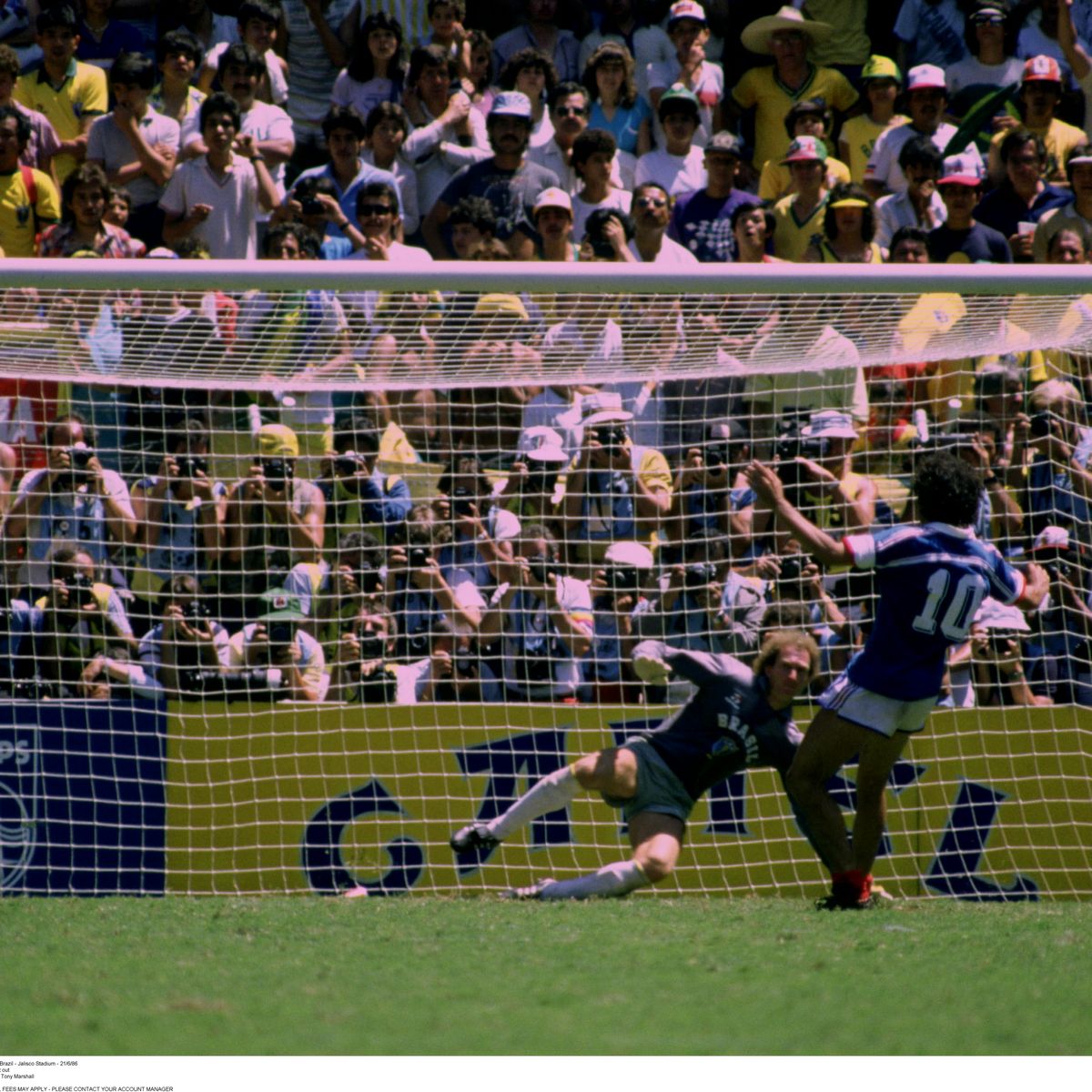 Les 10 tireurs de penalties les plus iconiques de l'histoire du football - plare. découvrez les tireurs de penalties légendaires qui ont marqué l'histoire du football par leur précision et leur sang-froid dans les moments cruciaux. plongez dans l'univers des plus grands spécialistes du tir au but.