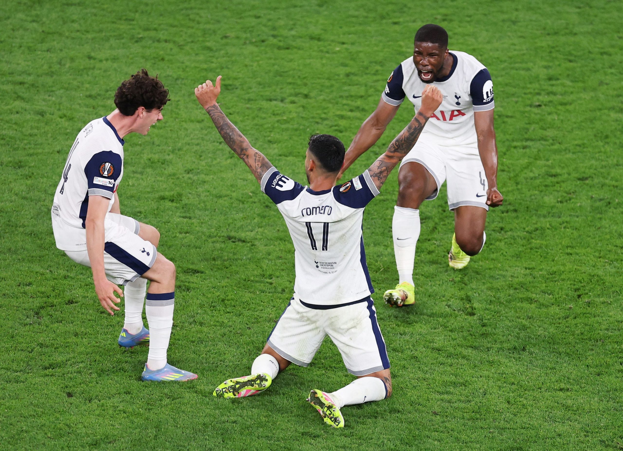Les 10 incontournables : top 10 des joueurs légendaires de l'histoire de Tottenham - plare. découvrez notre sélection des 10 meilleurs joueurs de tottenham, mettant en lumière leurs performances exceptionnelles et leur contribution au club. plongez dans l'histoire des spurs et revivez les moments forts de ces talents indiscutables.