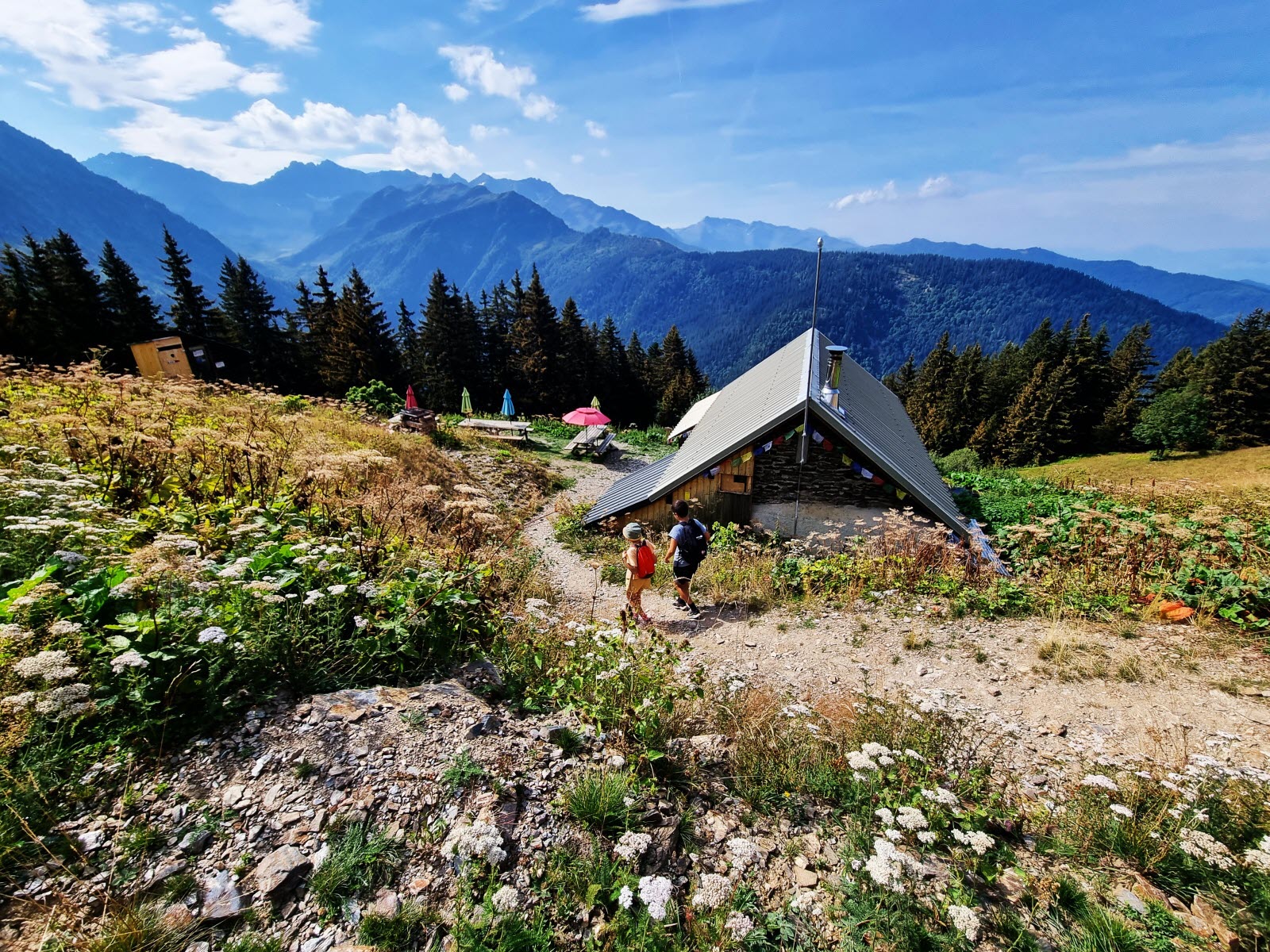 découvrez notre sélection des meilleures plateformes de randonnée qui vous aideront à planifier vos aventures en pleine nature. que vous soyez novice ou randonneur expérimenté, trouvez les sites et applications pour organiser vos itinéraires, partager vos expériences et profiter pleinement de vos excursions en plein air.
