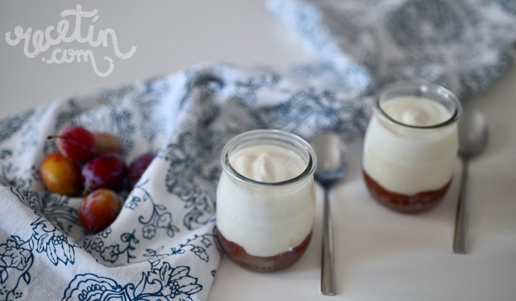 Yogourt onctueux aux compotes de prunes et pommes pour un dessert sain et gourmand
