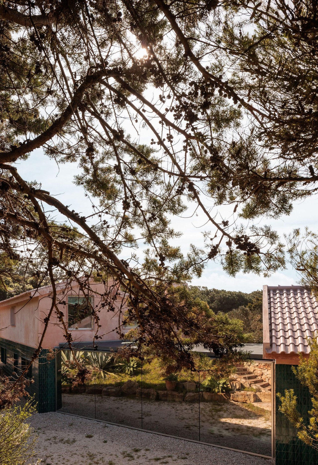1754091604 137 Decouvrez la Maison dHotes Surrealiste dans un Moulin de Falaises - plare.