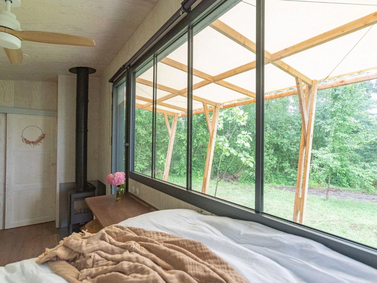 1754178561 139 Decouvrez ce Tiny Home Innovant Profitez dun Bain En - plare.