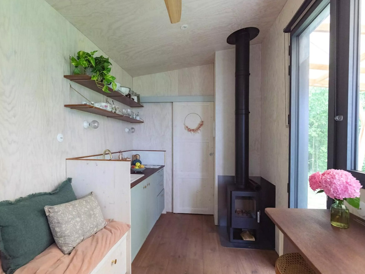 1754178563 73 Decouvrez ce Tiny Home Innovant Profitez dun Bain En - plare.