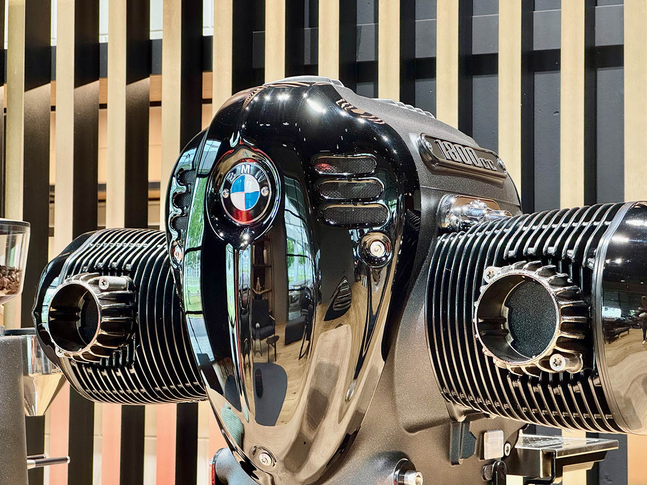 1754495906 66 Decouvrez comment BMW revolutionne le monde du cafe avec ses - plare.