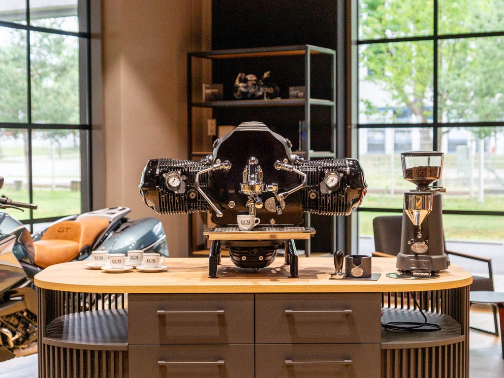 Découvrez comment BMW révolutionne le monde du café avec ses machines à expresso Boxer inspirées du puissant moteur R 18 !