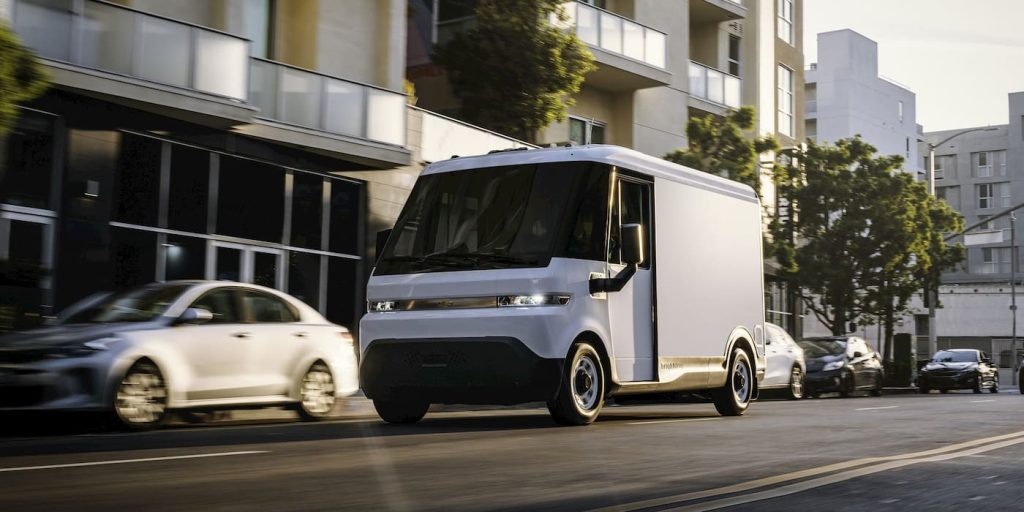 <p>Hyundai et GM s'associent pour développer des véhicules abordables et des VÉ, visant à réduire les coûts et à renforcer la compétitivité face aux concurrents chinois. (<a href="https://www.reuters.com/business/autos-transportation/general-motors-hyundai-develop-vehicles-together-amid-china-ev-competition-2025-08-06/?utm_source=openai">reuters.com</a>)</p>
<p>Les deux constructeurs prévoient de co-développer cinq nouveaux modèles, dont des SUV compacts, des berlines, des pick-up et une fourgonnette commerciale électrique, destinés aux marchés d'Amérique centrale et du Sud, ainsi qu'à l'Amérique du Nord. (<a href="https://www.reuters.com/business/autos-transportation/general-motors-hyundai-ink-first-joint-deal-develop-five-vehicles-amid-rising-2025-08-06/?utm_source=openai">reuters.com</a>)</p>
<p>Cette collaboration stratégique permettra à Hyundai d'accéder à la technologie hybride de GM, tandis que GM bénéficiera de l'expertise de Hyundai en matière de véhicules électriques. (<a href="https://www.reuters.com/business/autos-transportation/general-motors-hyundai-develop-vehicles-together-amid-china-ev-competition-2025-08-06/?utm_source=openai">reuters.com</a>)</p>
<p>Les deux entreprises visent une production annuelle de plus de 800 000 véhicules une fois la production pleinement opérationnelle. (<a href="https://www.reuters.com/business/autos-transportation/general-motors-hyundai-strike-first-deal-jointly-develop-five-vehicles-2025-08-06/?utm_source=openai">reuters.com</a>)</p>
<p>Cette initiative s'inscrit dans une tendance plus large de partenariats entre entreprises sud-coréennes et américaines, visant à réduire les coûts et à améliorer la compétitivité face à la concurrence croissante des VÉ chinois. (<a href="https://www.reuters.com/business/autos-transportation/general-motors-hyundai-develop-vehicles-together-amid-china-ev-competition-2025-08-06/?utm_source=openai">reuters.com</a>)</p>
<h2>Hyundai et GM annoncent une collaboration pour développer des véhicules abordables et des VÉ:</h2>
<ul>
<li><a href="https://www.reuters.com/business/autos-transportation/general-motors-hyundai-develop-vehicles-together-amid-china-ev-competition-2025-08-06/?utm_source=openai">General Motors, Hyundai to develop vehicles together amid China EV competition</a></li>
<li><a href="https://www.reuters.com/business/autos-transportation/general-motors-hyundai-ink-first-joint-deal-develop-five-vehicles-amid-rising-2025-08-06/?utm_source=openai">General Motors, Hyundai ink first joint deal to develop five vehicles amid rising competition</a></li>
<li><a href="https://www.reuters.com/business/autos-transportation/general-motors-hyundai-strike-first-deal-jointly-develop-five-vehicles-2025-08-06/?utm_source=openai">General Motors, Hyundai strike first deal to jointly develop five vehicles</a></li>
</ul> - plare. Hyundai-GM-vehicles-EV