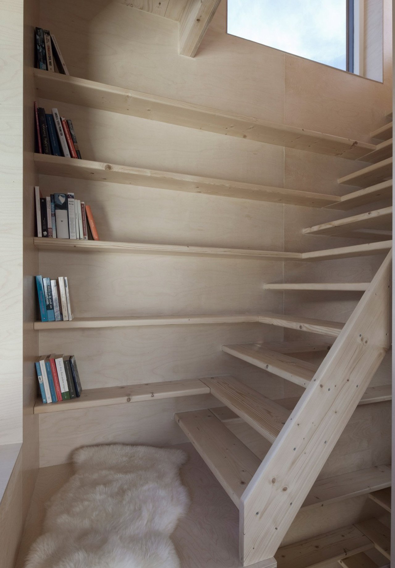 1754674388 153 Comment Cette Maison Etroite Revolutionne la Vie sur un Petit - plare.