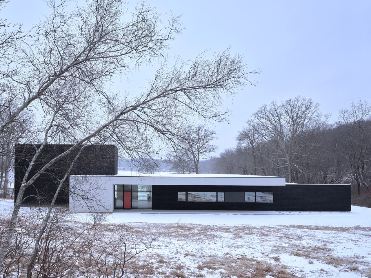1754696076 175 Decouvrez cette Maison au Bord du Lac qui Reinvente la - plare.