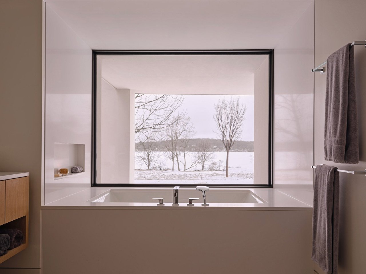 1754696076 769 Decouvrez cette Maison au Bord du Lac qui Reinvente la - plare.