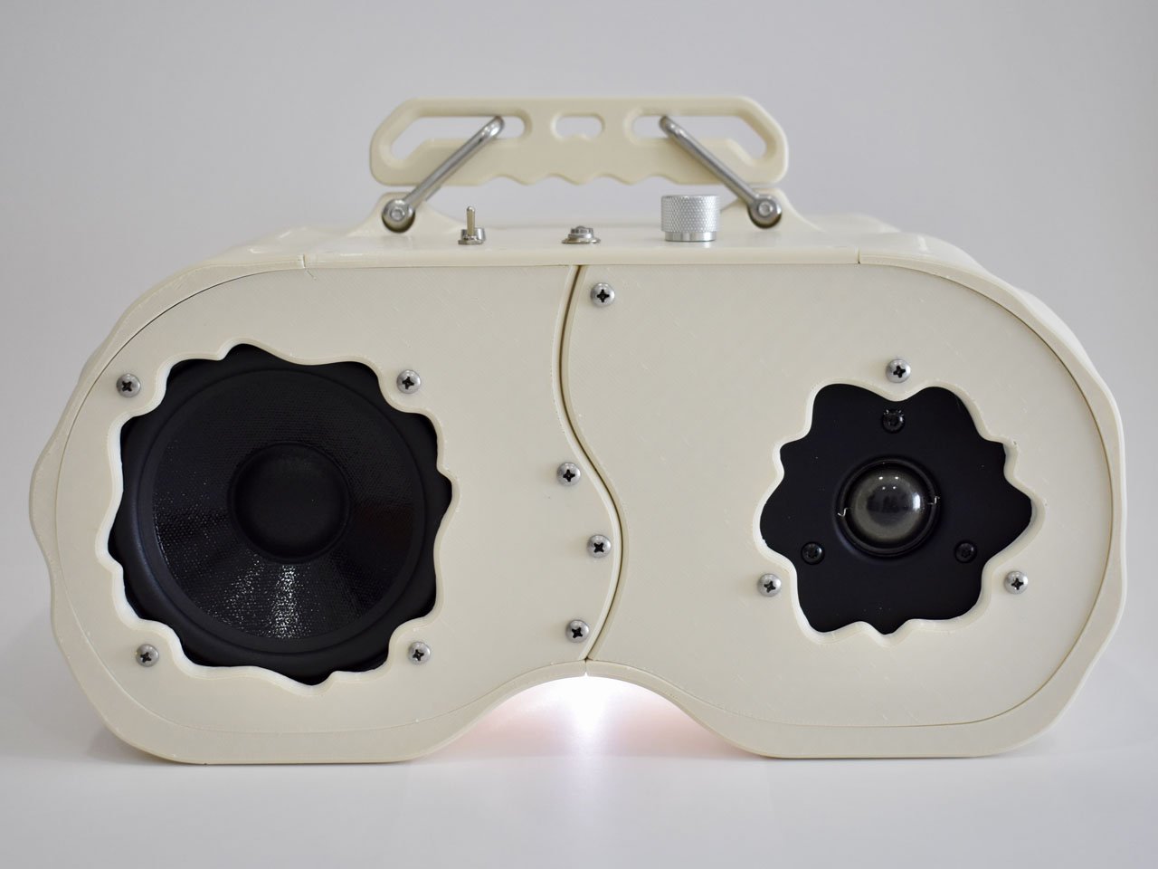 1755133572 845 Decouvrez le Haut Parleur Bluetooth Modulaire en 3D Resistant a - plare.