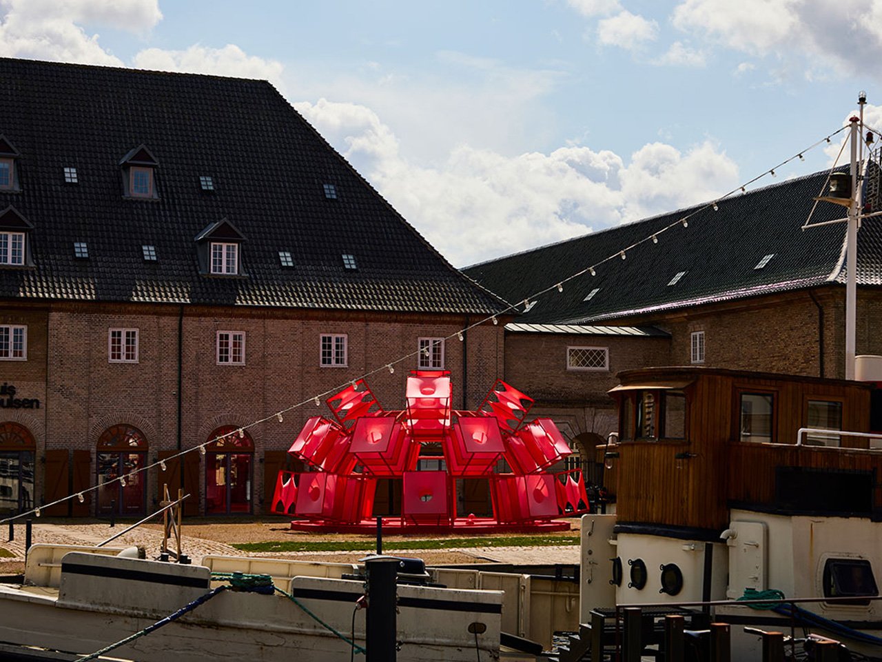 1755295395 875 Decouvrez le Pavillon Textile Rouge Immersif qui Reinvente la Lanterne - plare.
