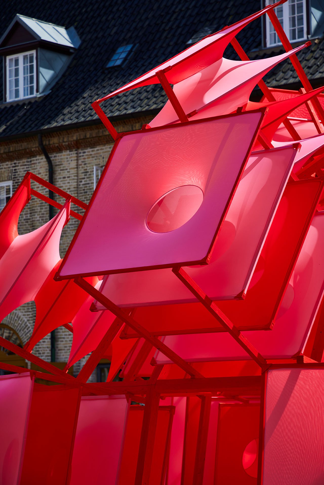 1755295396 414 Decouvrez le Pavillon Textile Rouge Immersif qui Reinvente la Lanterne - plare.