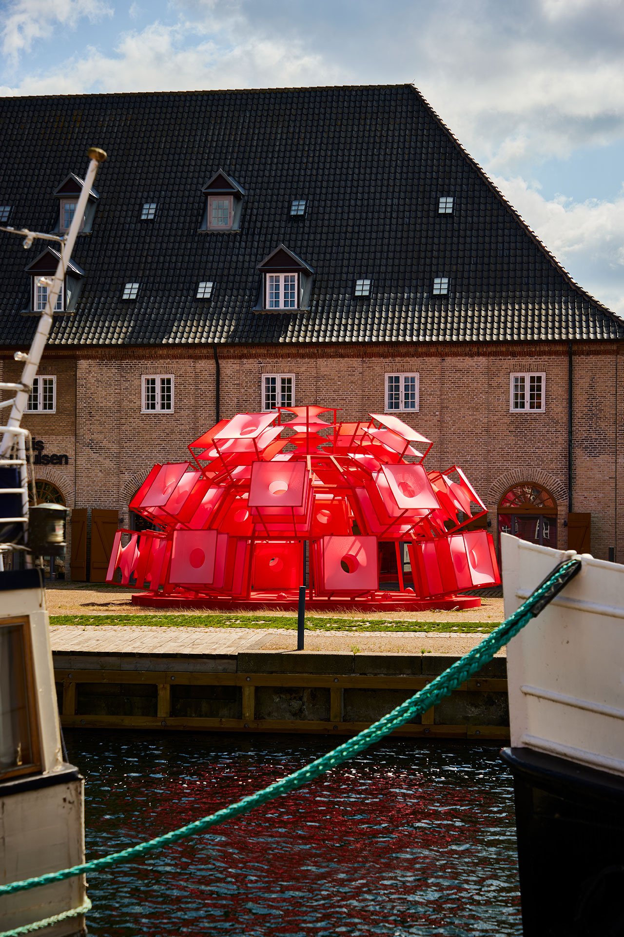 1755295396 521 Decouvrez le Pavillon Textile Rouge Immersif qui Reinvente la Lanterne - plare.