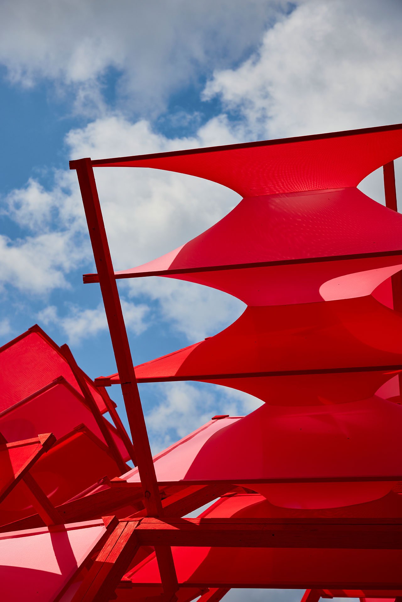 1755295396 791 Decouvrez le Pavillon Textile Rouge Immersif qui Reinvente la Lanterne - plare.