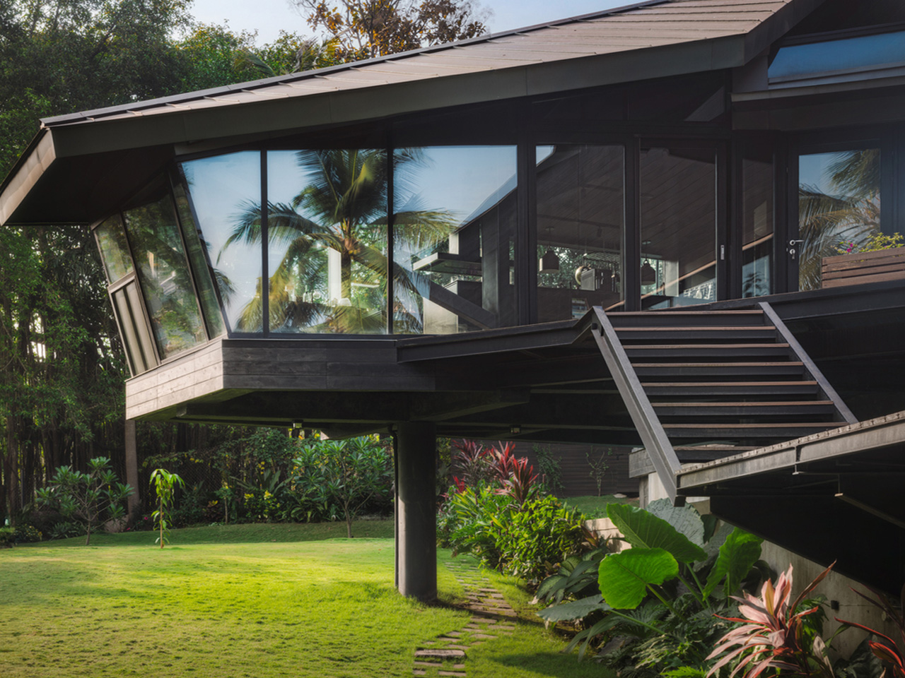 1755639575 496 Decouvrez la Premiere Maison en Bois Massif de Goa - plare.
