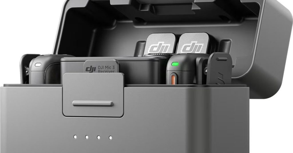 Les fuites récentes ont révélé le design compact du DJI Mic 3, inspiré du DJI Mic Mini, avec des dimensions de 14 x 28 x 29 mm et un poids de 11,7 grammes. (loyaltydrones.com) Ce microphone sans fil devrait offrir des fonctionnalités avancées telles que l’enregistrement en 32 bits flottants, une autonomie prolongée et une réduction du bruit améliorée. (gsmgotech.com) Le prix estimé pour un kit à deux émetteurs serait d’environ 349 dollars, soit environ 320 euros au taux de change actuel. (gsmgotech.com) Les fuites récentes ont révélé le design compact du DJI Mic 3, inspiré du DJI Mic Mini, avec des dimensions de 14 x 28 x 29 mm et un poids de 11,7 grammes. (loyaltydrones.com) Ce microphone sans fil devrait offrir des fonctionnalités avancées telles que l'enregistrement en 32 bits flottants, une autonomie prolongée et une réduction du bruit améliorée. (gsmgotech.com) Le prix estimé pour un kit à deux émetteurs serait d'environ 349 dollars, soit environ 320 euros au taux de change actuel. (gsmgotech.com)